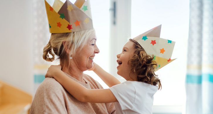 Ältere Dame 70 plus genießt das Spielen mit Ihrer Enkeltochter