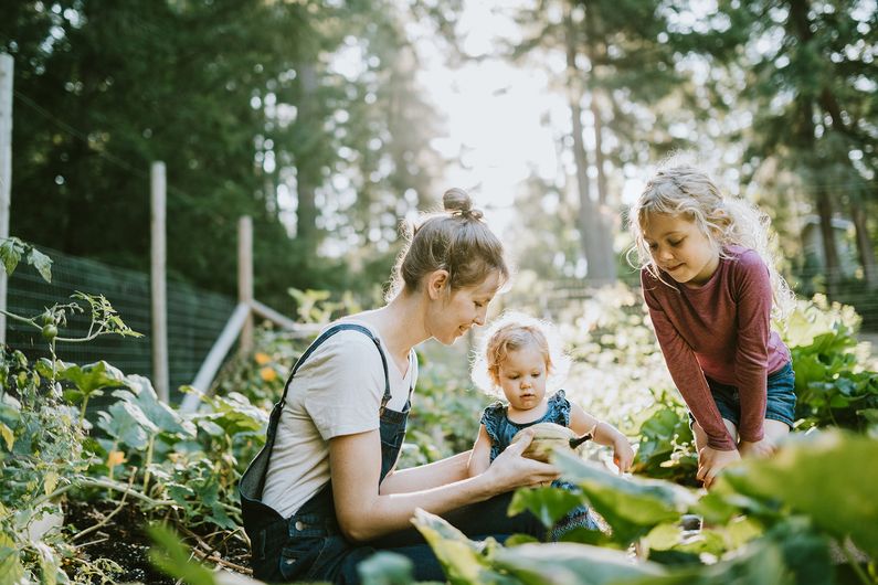 Mutter mit ihren zwei Töchtern im Garten