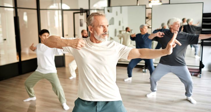 Aktiver Mann 50 plus hält sich fit durch Yoga