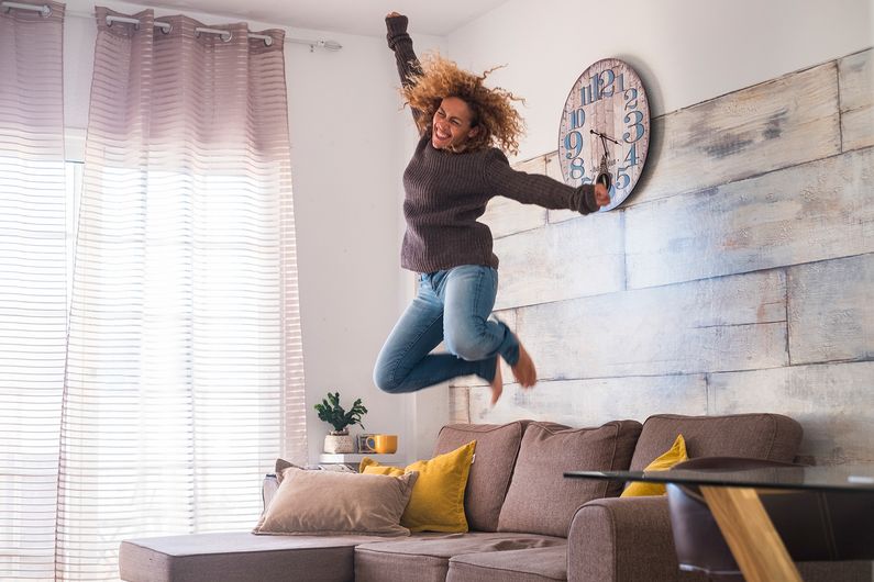 Frau hüpft auf der Couch