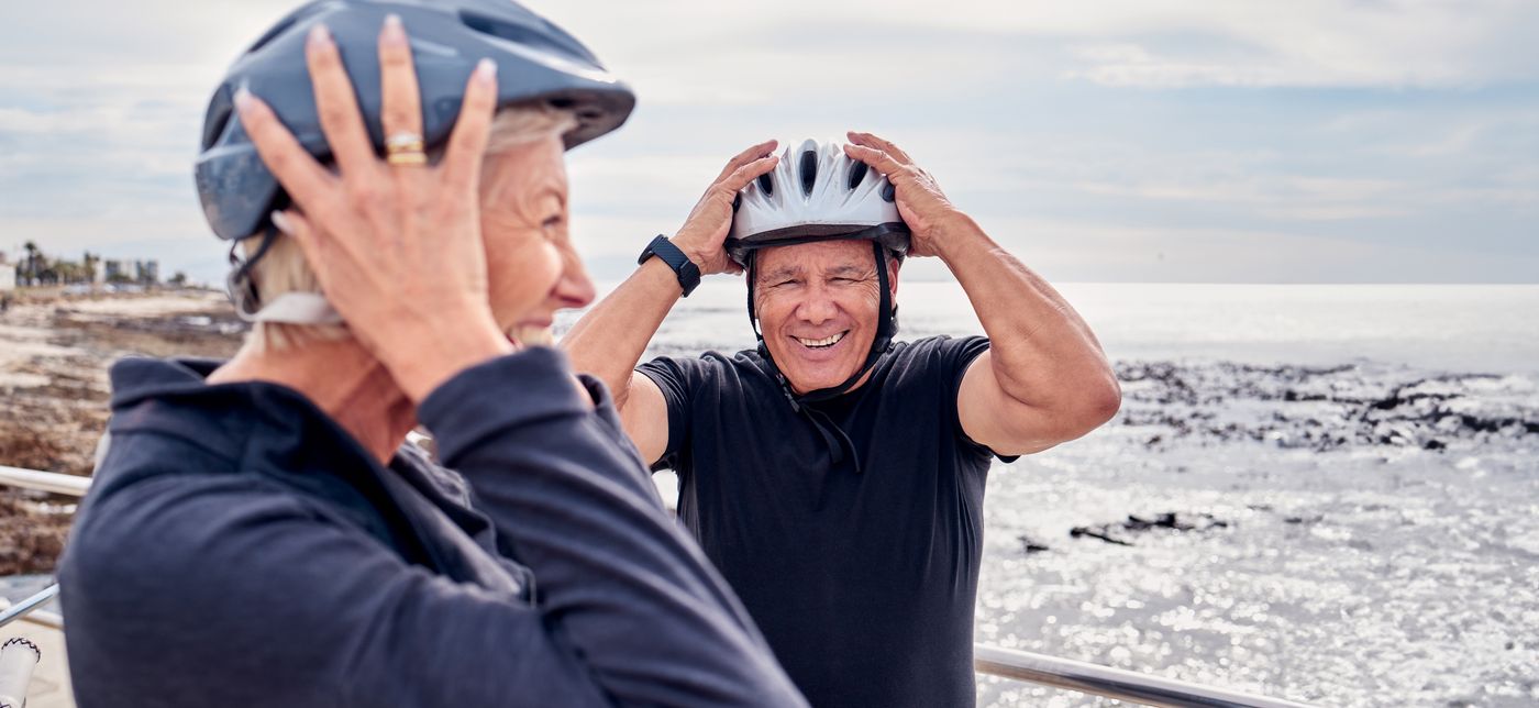 60 plus Pärchen erfreut sich beim Radfahren am Meer
