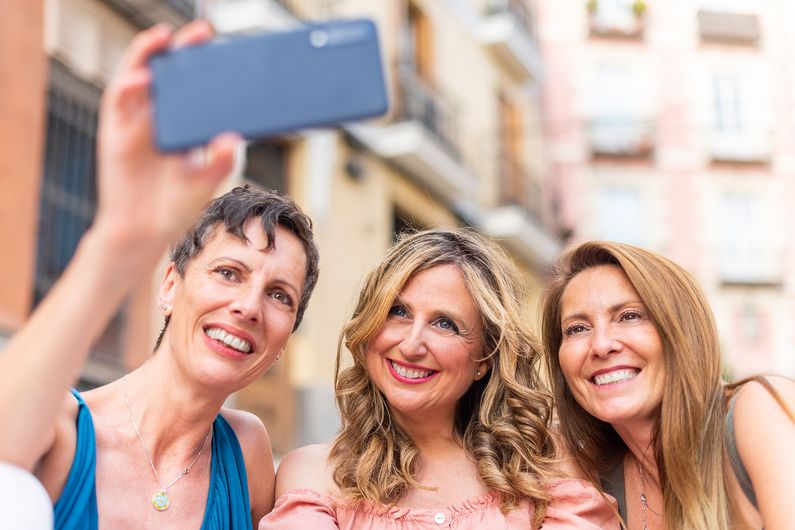 Drei Frauen machen ein Selfie