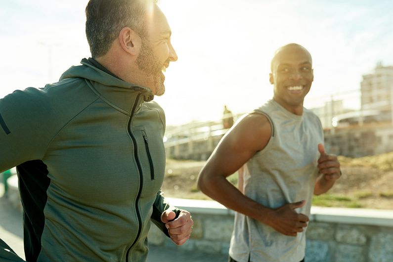 Zwei Männer joggen