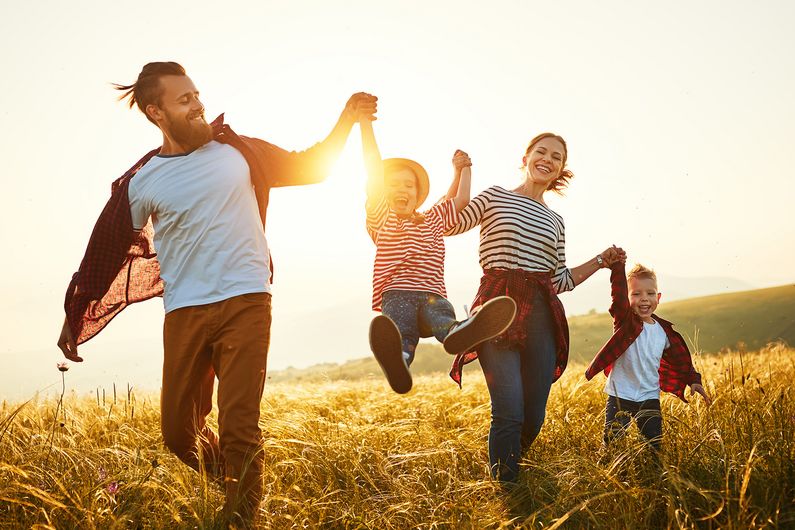 Familie mit zwei Kindern im Feld