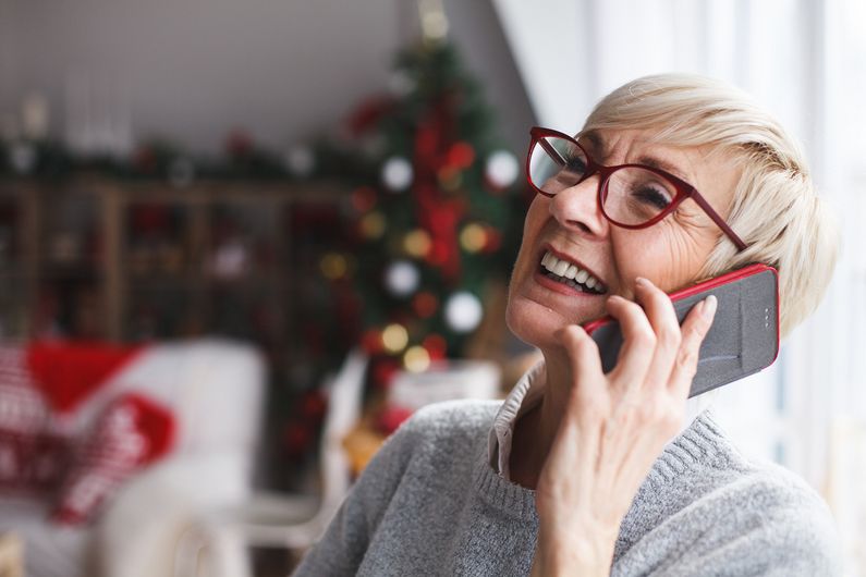 Frau am Telefon