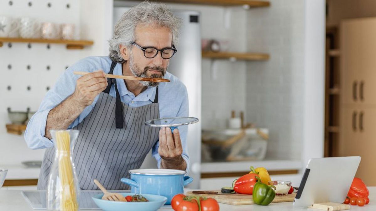 Hobbykoch probiert den Geschmack seines neusten Rezepts