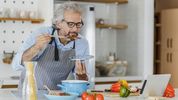 Hobbykoch probiert den Geschmack seines neusten Rezepts