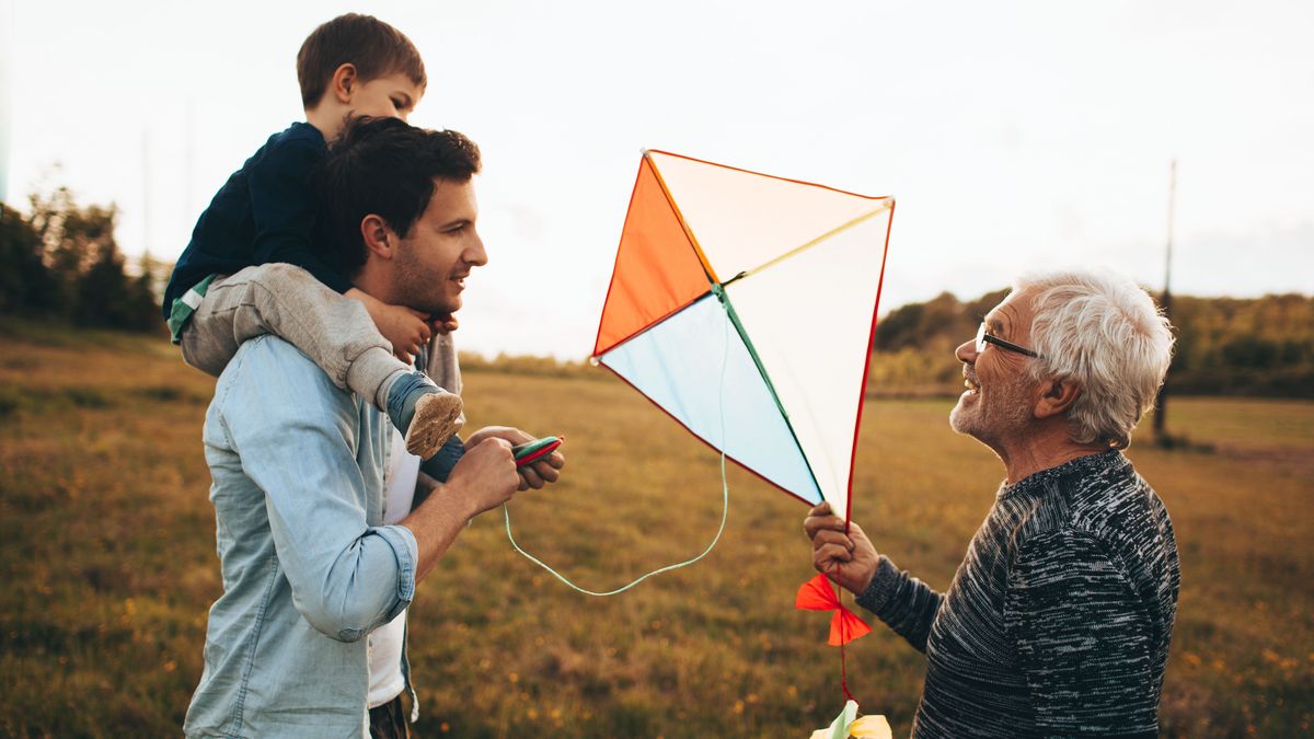 Drei Generationen haben Spa&szlig; beim Drachensteigenlassen im Freien